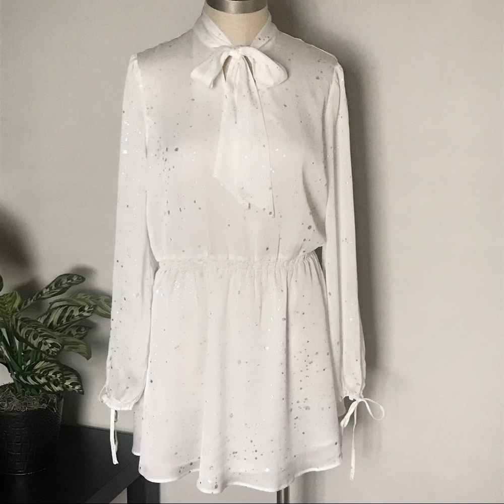 Avec les Filles white long sleeve tie neck dress  NWT size M. Price is firm